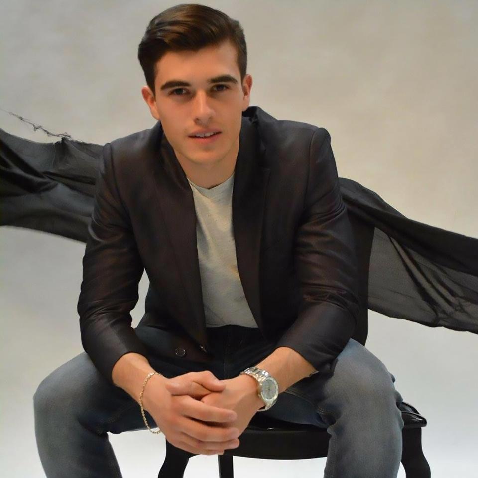 Berbadan sixpack, pesona kasir ganteng ini bikin heboh kaum hawa