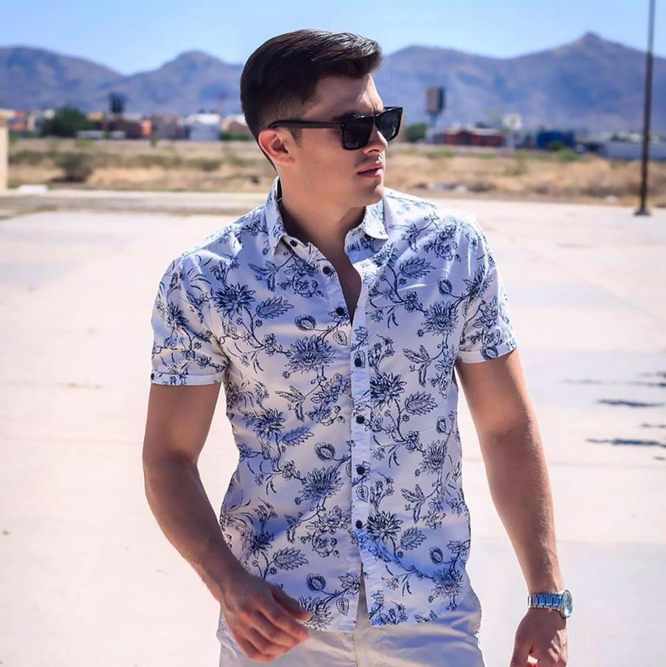 Berbadan sixpack, pesona kasir ganteng ini bikin heboh kaum hawa