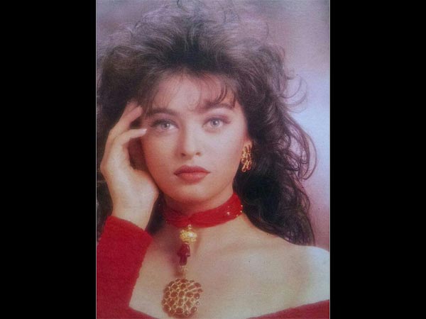 10 Foto lawas Aishwarya Rai saat berpose untuk cover majalah