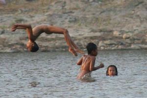 9 Foto di Bengawan Solo ini tunjukkan keseharian warga pinggir sungai