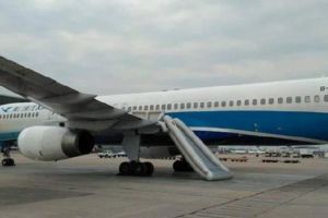 Gagal paham, wanita ini malah buka pintu pesawat saat mau lepas landas