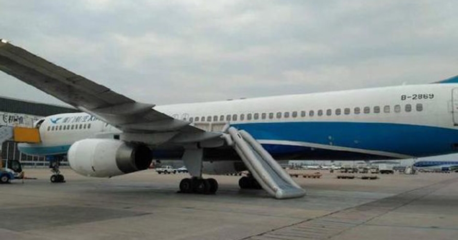 Gagal paham, wanita ini malah buka pintu pesawat saat mau lepas landas