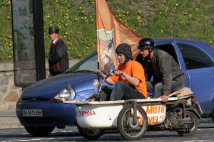 10 Kreasi bak mandi disulap jadi kendaraan, kreativitasnya jempolan