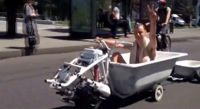 10 Kreasi bak mandi disulap jadi kendaraan, kreativitasnya jempolan