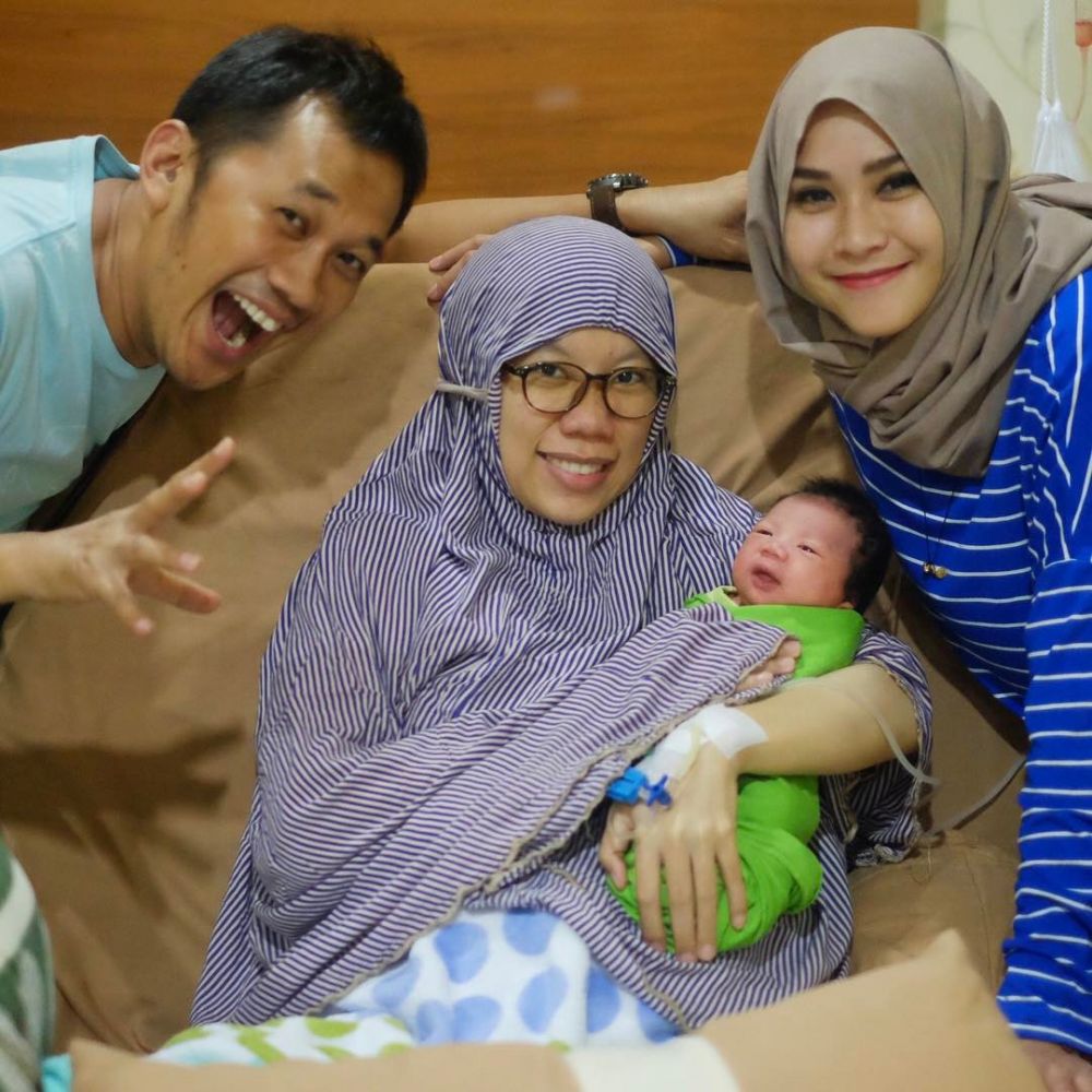 11 Foto bukti Hanung & Zaskia Mecca selalu pamer kemesraan setiap saat