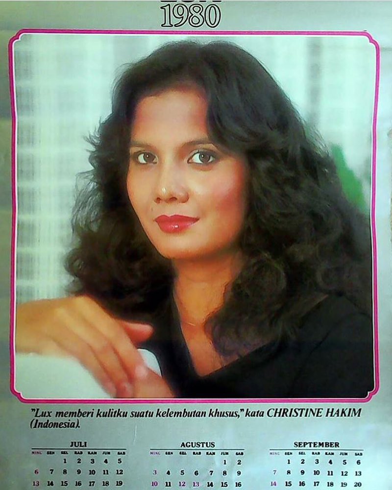 10 Potret seleb saat jadi model kalender jadul, kamu udah lahir belum?