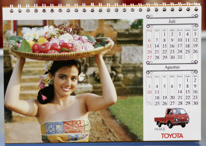 10 Potret seleb saat jadi model kalender jadul, kamu udah lahir belum?