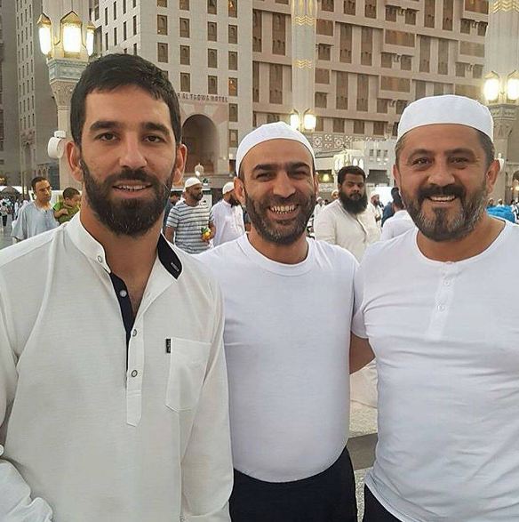 6 Bintang sepak bola dunia ini lakukan umrah saat Ramadan, taat ya