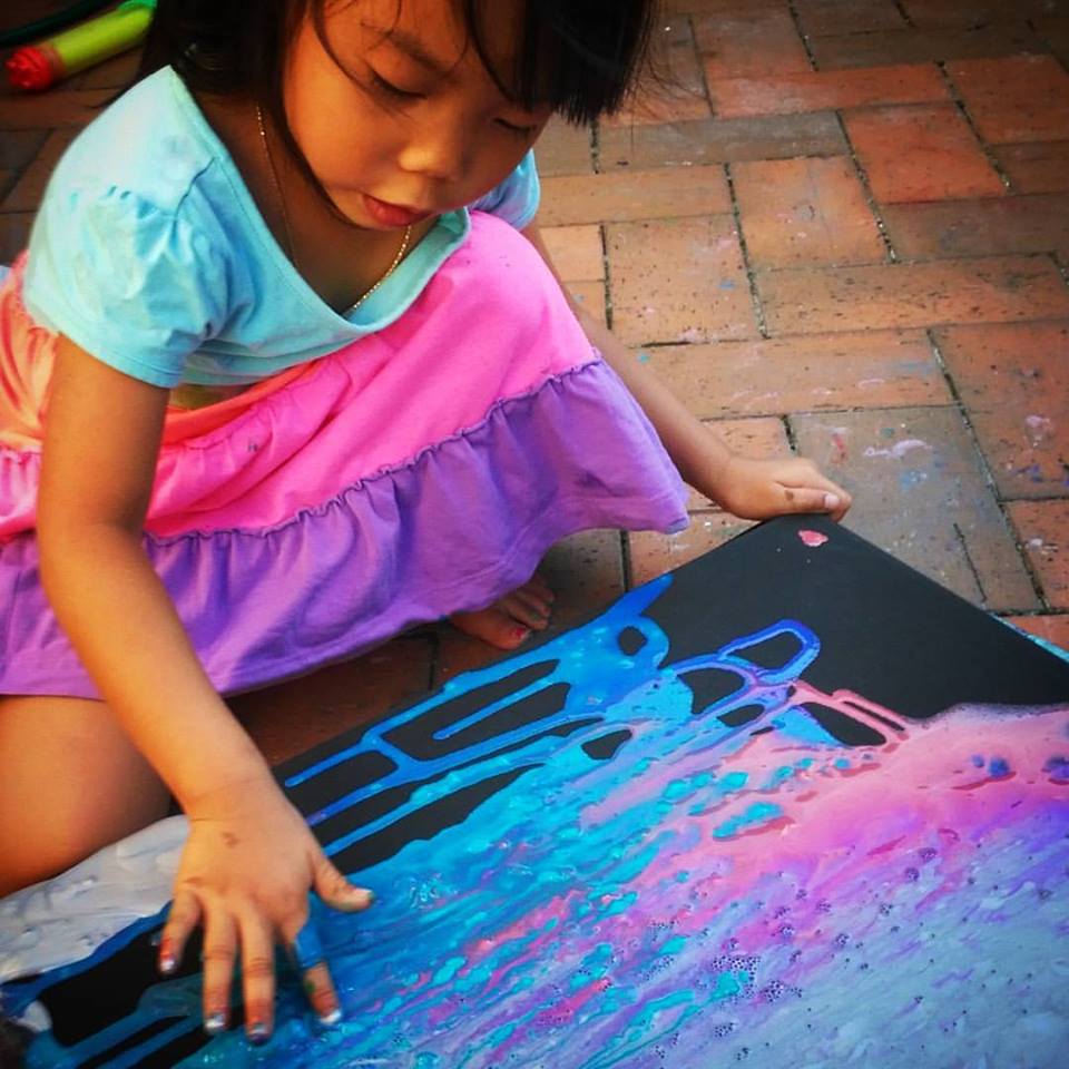 Gemar melukis, gadis 5 tahun ini jual 100 karyanya untuk amal