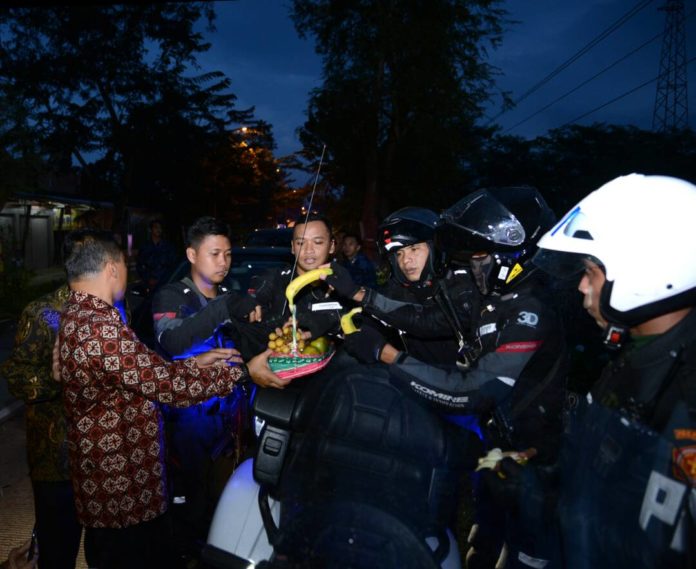 Potret Presiden Jokowi, buka puasa bareng paspampres di pinggir jalan