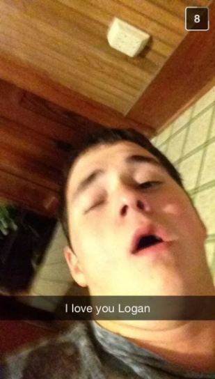 8 Tingkah kocak ketika orang mabuk main Snapchat