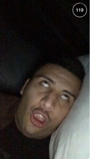 8 Tingkah kocak ketika orang mabuk main Snapchat