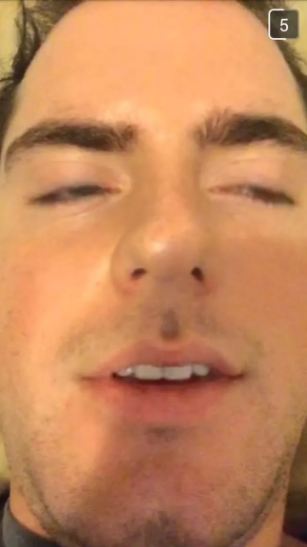 8 Tingkah kocak ketika orang mabuk main Snapchat