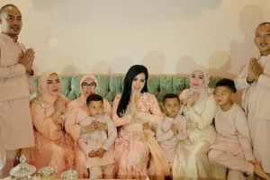 Begini potret hangat 8 artis saat berkumpul dengan keluarga besar