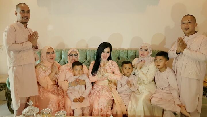 Begini potret hangat 8 artis saat berkumpul dengan keluarga besar