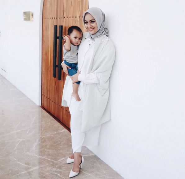 Makin adem, 10 artis cantik ini putuskan berhijab setelah punya anak