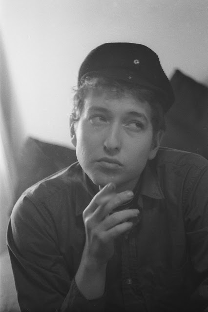 15 Foto tunjukkan musisi tenar Bob Dylan ganteng berkarisma saat muda