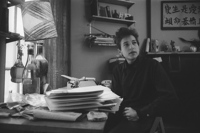 15 Foto tunjukkan musisi tenar Bob Dylan ganteng berkarisma saat muda