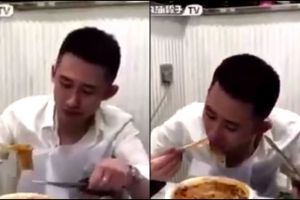Cowok ini temukan cara praktis makan mi, super kreatif