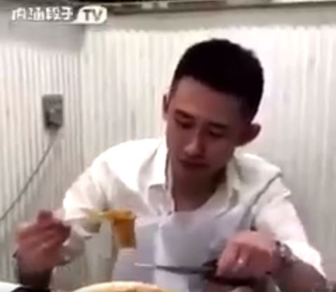 Cowok ini temukan cara praktis makan mi, super kreatif