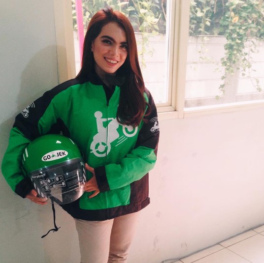10 Driver ojek online cewek ini bikin kamu pengen terus bepergian deh