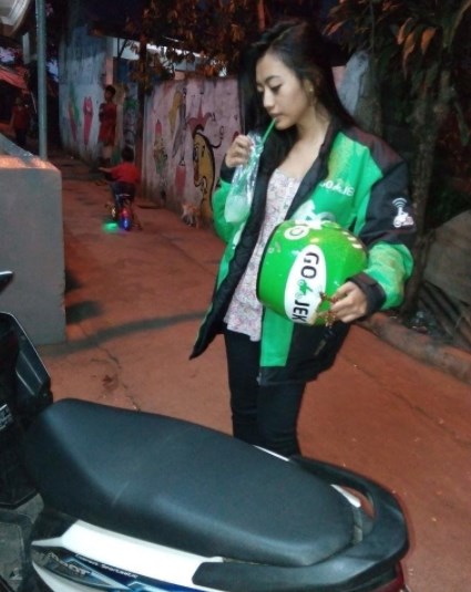10 Driver ojek online cewek ini bikin kamu pengen terus bepergian deh