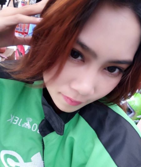 10 Driver ojek online cewek ini bikin kamu pengen terus bepergian deh