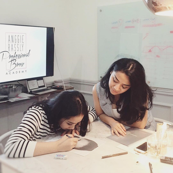 Anggie Rassly, wanita di balik alis cetar para seleb hits Indonesia