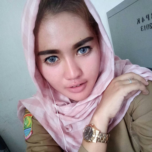 Heboh dikira guru, kenalin Oza Moza si cewek cantik dari Karawang