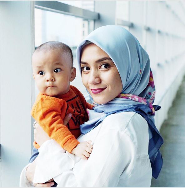 7 Seleb muda ini belum lama melahirkan sudah hamil lagi, subur nih