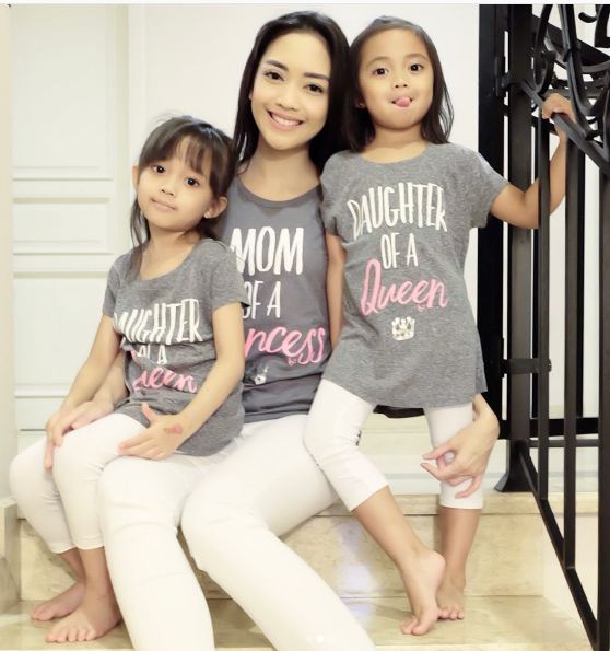 7 Seleb muda ini belum lama melahirkan sudah hamil lagi, subur nih