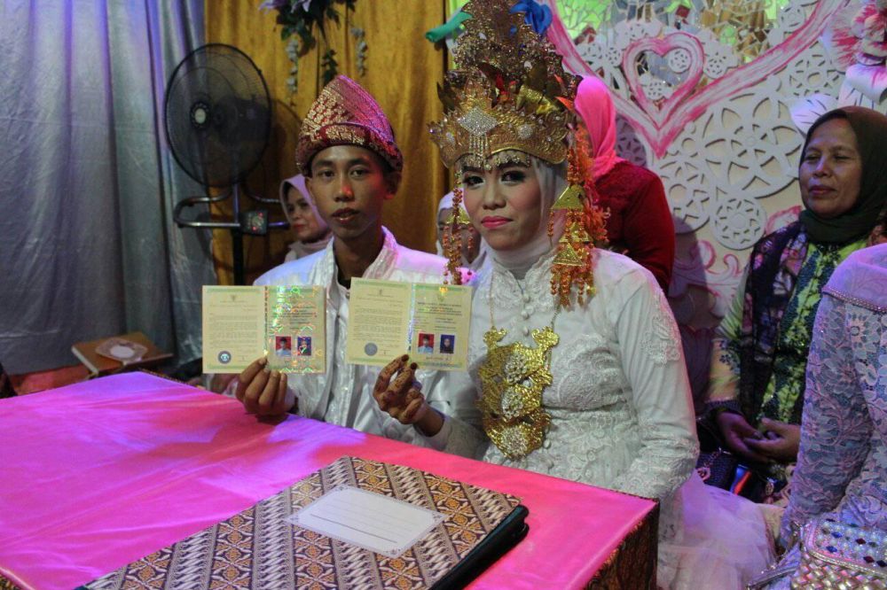 Heboh, pasangan remaja baru usia 15 tahun sudah menikah