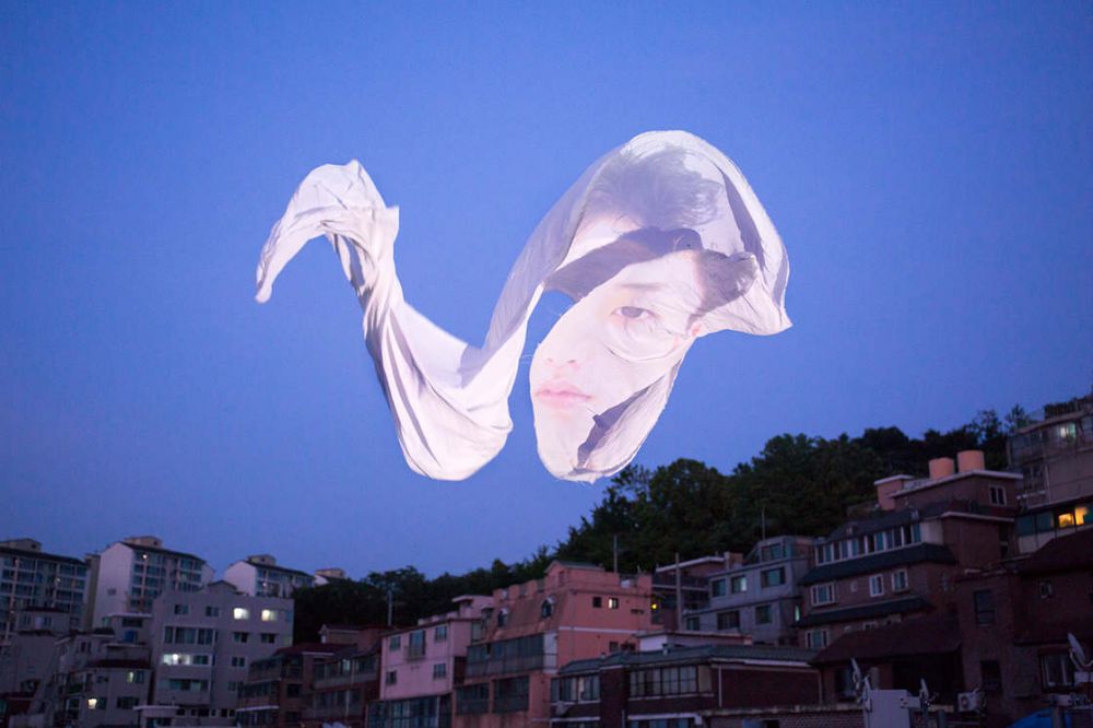 Lewat selembar kain putih, fotografer ini ciptakan 10 foto keren abis