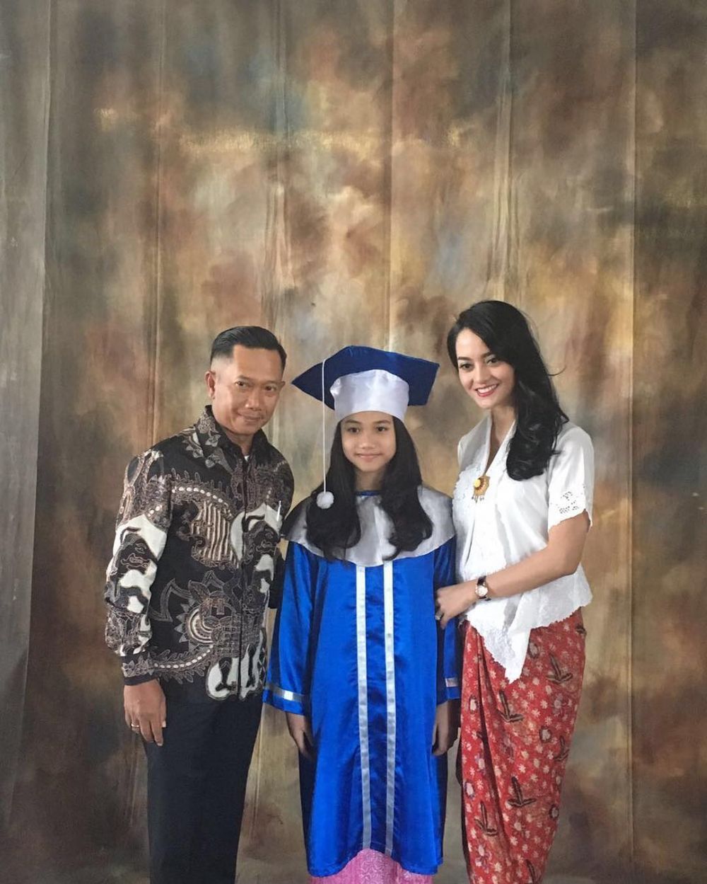 Bikin adem, 6 seleb cantik ini hadiri wisuda anak bareng mantan suami