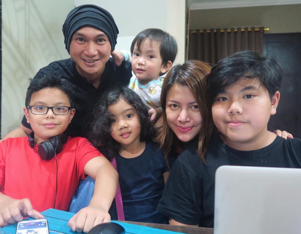 Beda ayah dan ibu, ini 10 potret kekompakan 5 anak Anji