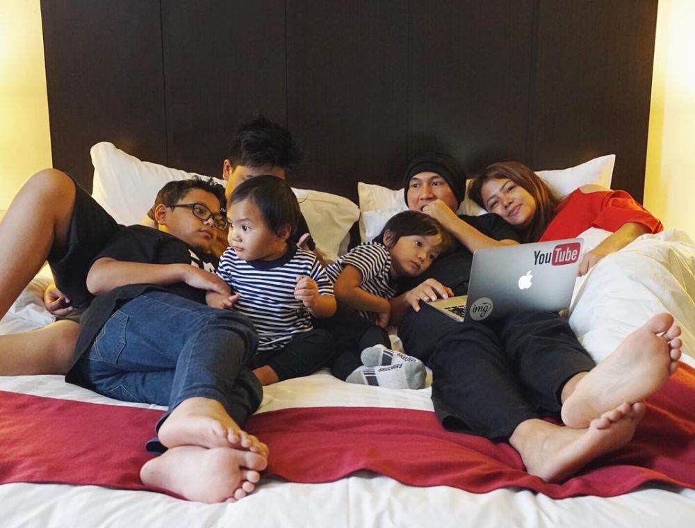 Beda ayah dan ibu, ini 10 potret kekompakan 5 anak Anji