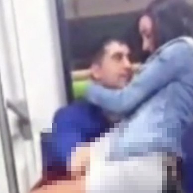 Penumpang terkejut, sepasang kekasih cuek beradegan mesum di kereta
