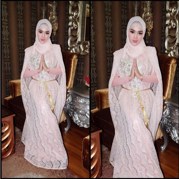 4 Seleb ini tunaikan umrah selama Ramadan, ada yang bawa doa khusus