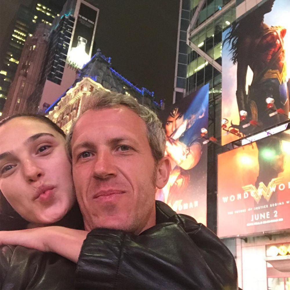 8 Potret mesra Gal Gadot bareng suaminya, pasangan yang serasi