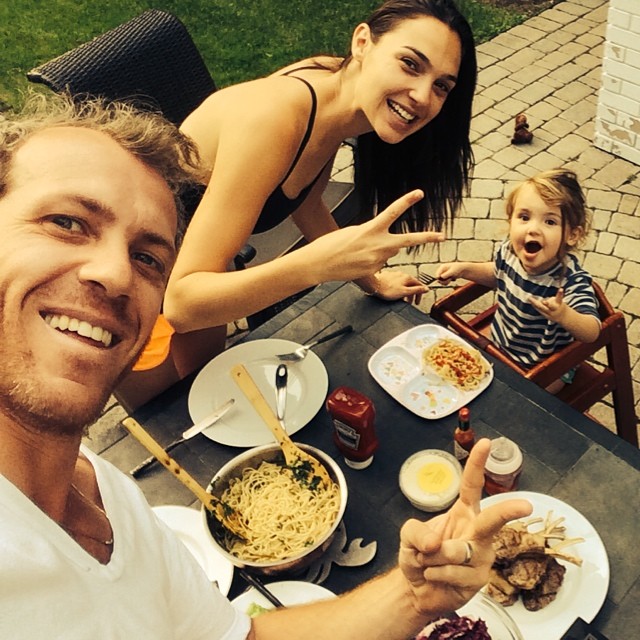 8 Potret mesra Gal Gadot bareng suaminya, pasangan yang serasi