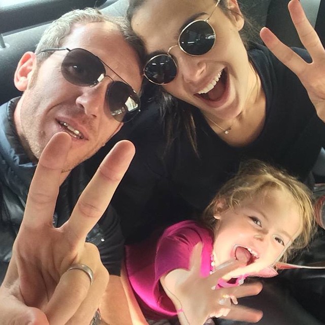 8 Potret mesra Gal Gadot bareng suaminya, pasangan yang serasi