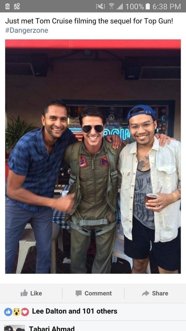 15 Orang ini bangga berfoto bareng selebriti, padahal kecele!