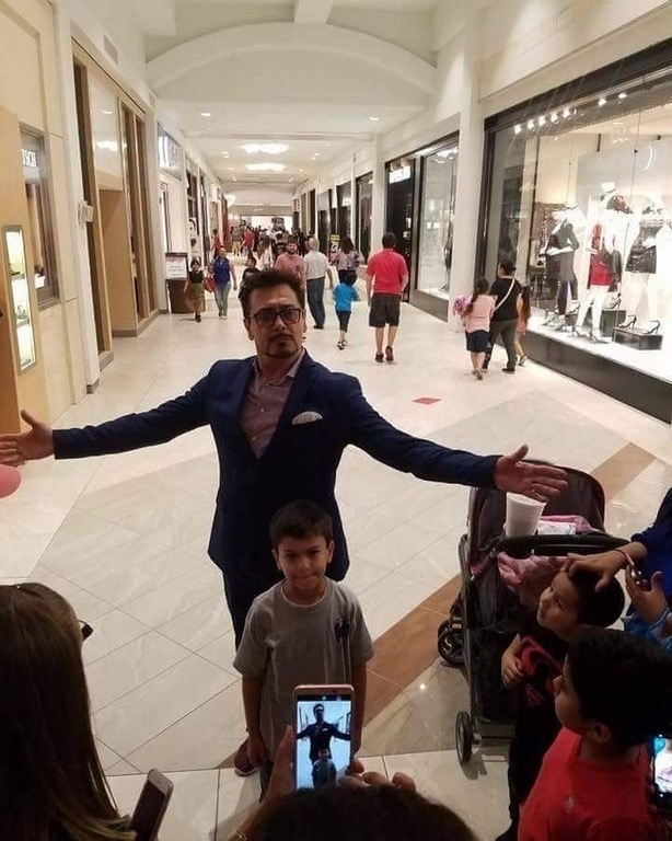 15 Orang ini bangga berfoto bareng selebriti, padahal kecele!