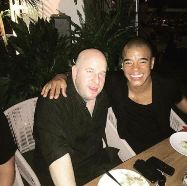 15 Orang ini bangga berfoto bareng selebriti, padahal kecele!