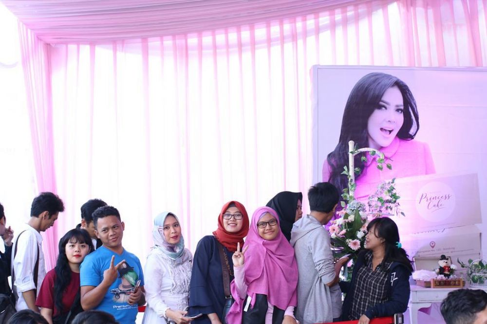 Ini 9 potret heboh Syahrini launching toko kue, pengunjung membludak