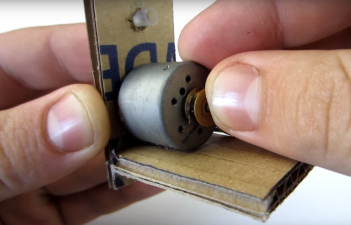 Modal dinamo bekas & kertas kardus, kamu bisa bikin robot berjalan ini