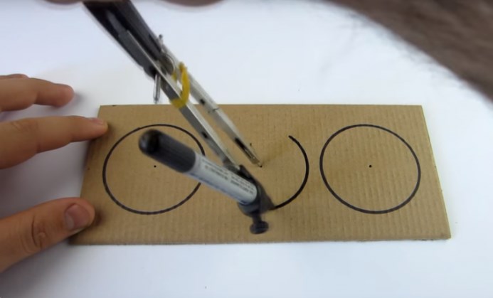 Modal dinamo bekas & kertas kardus, kamu bisa bikin robot berjalan ini