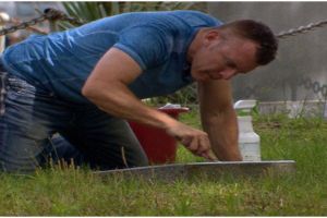 Pria ini bersihkan puluhan makam veteran perang, nisannya jadi 'baru'