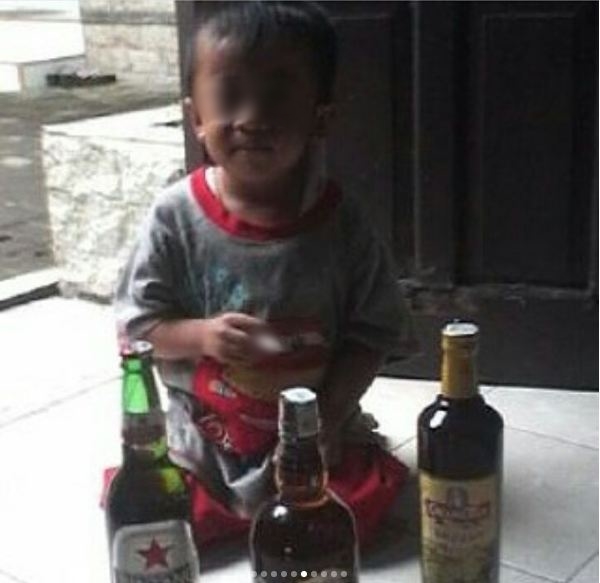 Aksi anak ini bikin heboh, pose merokok hingga judi dadu di Instagram