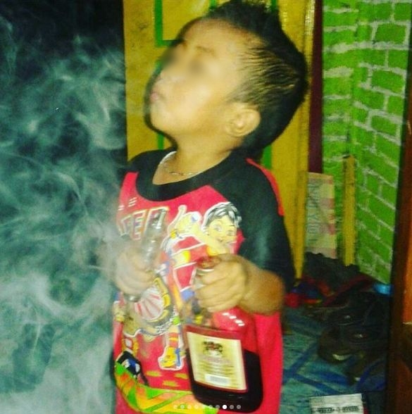 Aksi anak ini bikin heboh, pose merokok hingga judi dadu di Instagram